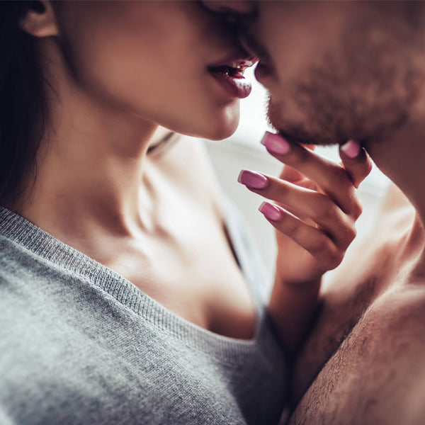 woman and man kissing, free erotic story