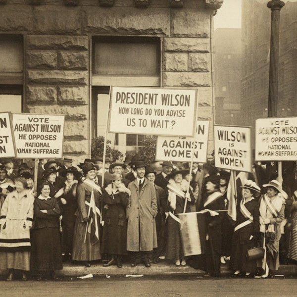 Women protesting 1918 